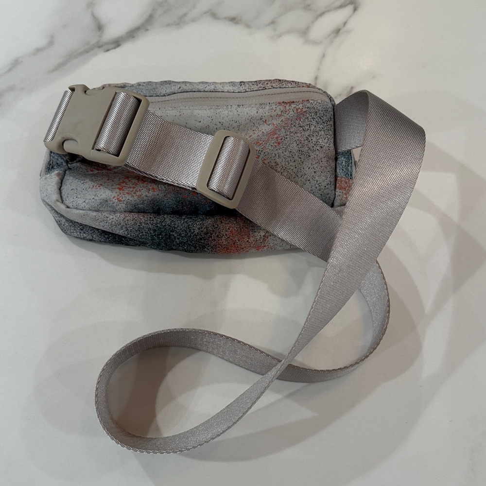 Lululemon Everywhere Belt Bag Spray Camo - Picture 4 of 4